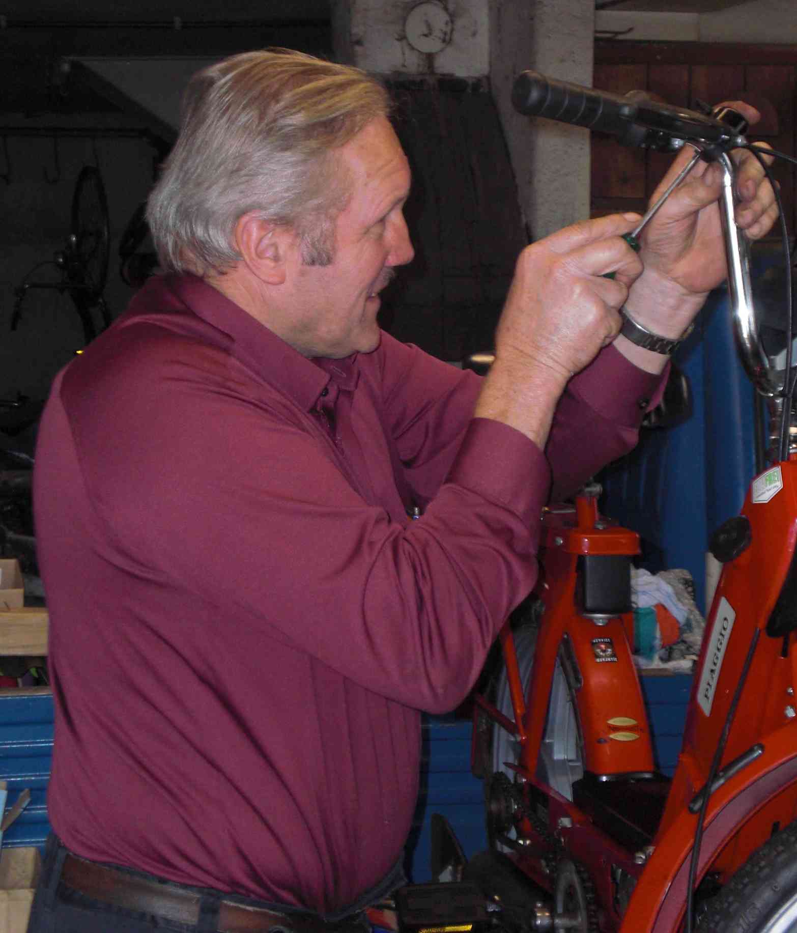 Paul beim Reparieren